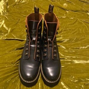 Dr Martens Leona Boots